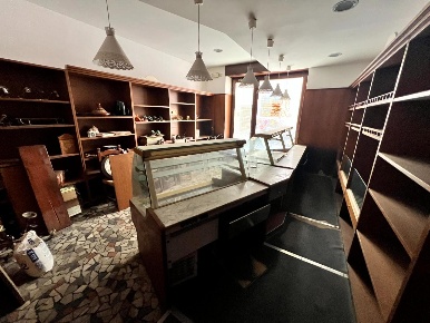 Foto Locale commerciale a Borgo a Mozzano Centro di 130 m² con 4 locali