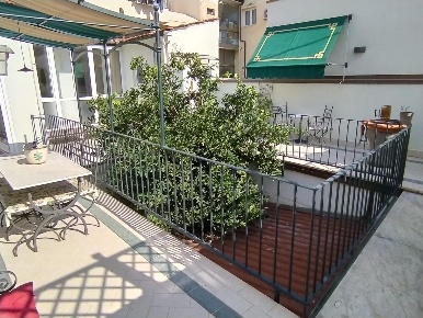 Foto Appartamento a Viareggio Centro di 105 m² con 5 locali in vendita