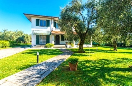 Foto Villa unifamiliare a Massa Zona Industriale di 285 m² con 8 locali
