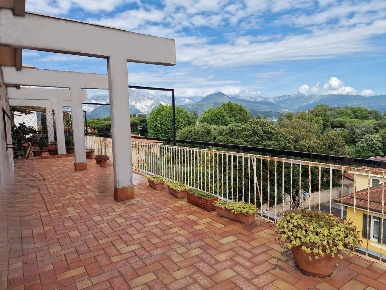 Foto Attico a Carrara Marina di Carrara di 110 m² con 4 locali in vendita