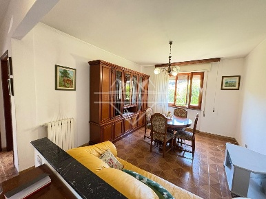 Foto Appartamento a Massa Marina di Massa Centro di 87 m² con 5 locali