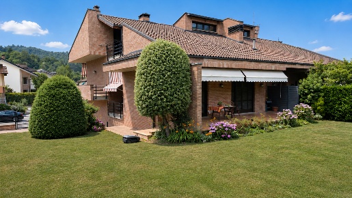 Foto Villa bifamiliare in Via Pagno 14, Saluzzo Centro di 350 m² in vendita