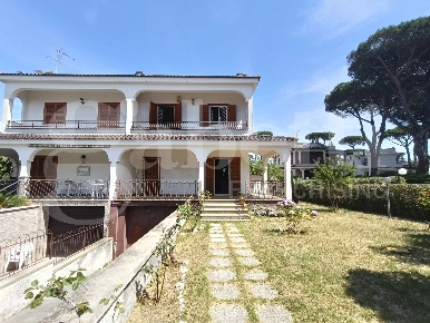 Foto Villa bifamiliare in Via degli Olivi 19, Anzio di 110 m² con 4 locali