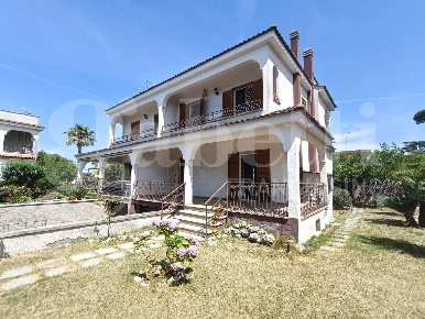 Foto Villa bifamiliare in Via degli Olivi 19, Anzio di 110 m² con 4 locali
