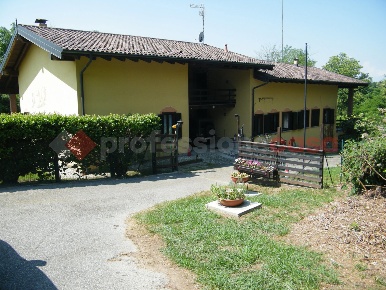 Foto Appartamento a Gattico-Veruno di 440 m² con 5 locali in vendita