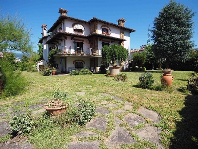 Foto Villa unifamiliare a Pistoia Stadio di 448 m² con 15 locali in vendita