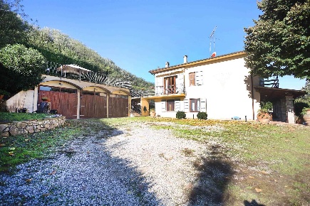 Foto Villa bifamiliare a Fauglia di 359 m² con 9 locali in vendita
