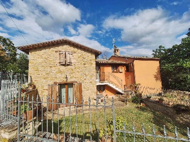 Foto Rustico a San Severino Marche Centro di 116 m² con 6 locali in vendita