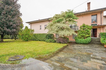 Foto Villa bifamiliare a Terno d'Isola Centro di 220 m² con 7 locali