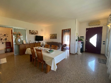 Foto Appartamento a Porto Viro Centro di 163 m² con 5 locali in vendita