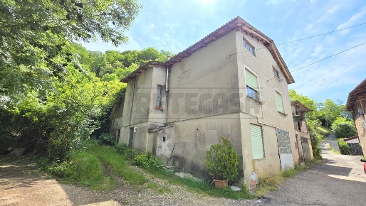 Foto Case semi ndipendenti a Cornedo Vicentino di 275 m² con 7 locali