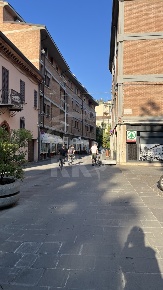Foto Locale commerciale a Ferrara Centro Storico di 100 m² con 2 locali