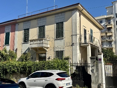 Foto Villa bifamiliare a Livorno Zola - Galilei di 285 m² con 9 locali