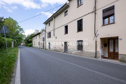 Foto Casa indipendente a Buti di 291 m² con 11 locali in vendita