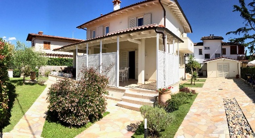 Foto Villa unifamiliare a Pietrasanta di 260 m² con 10 locali in vendita
