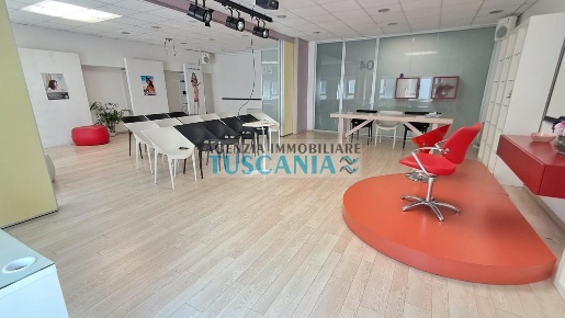 Foto Capannone industriale a Cecina di 370 m² con 6 locali in vendita
