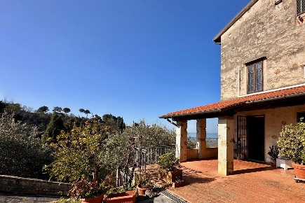 Foto Rustico a Camaiore Camaiore Paese di 300 m² con 13 locali in vendita