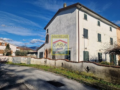 Foto Rustico a Cascina Navacchio Nord - Zambra di 270 m² con 8 locali