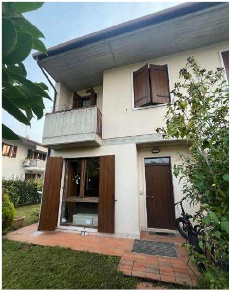 Foto Villa a schiera a San Pietro in Cariano Centro di 154 m² con 7 locali