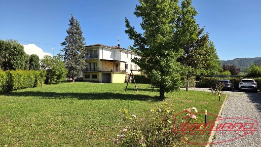 Foto Villa bifamiliare a Lucca Sant'Angelo di 140 m² con 5 locali