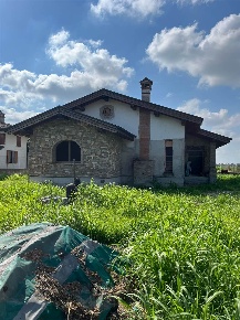 Foto Casa indipendente a Suzzara di 230 m² con 8 locali in vendita