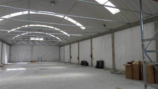 Foto Capannone industriale a Prato Tavola di 800 m² con 1 locali in affitto