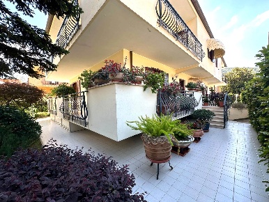 Foto Villa bifamiliare a Fondi Centro di 240 m² con 7 locali in vendita