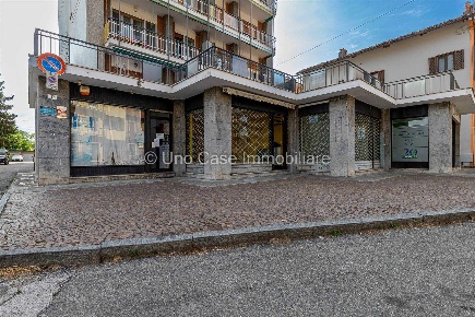 Foto Negozio in Via Torino 115, Ivrea di 82 m² con 2 locali in vendita