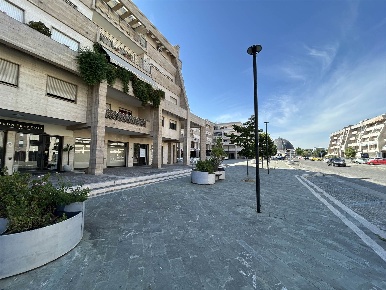Foto Negozio in VIA ROSSINI 140, Rende Quattromiglia di 95 m² con 2 locali