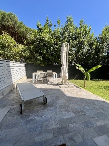 Foto Appartamento a Montignoso Cinquale di 102 m² con 6 locali in vendita