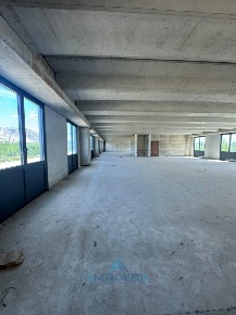 Foto Capannone industriale a Caserta di 540 m² con 2 locali in vendita