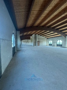 Foto Capannone industriale a Caserta di 2700 m² con 6 locali in affitto