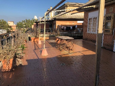 Foto Appartamento in Via La Spezia, Pomezia di 95 m² con 3 locali