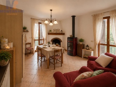 Foto Appartamento in Via Strada Vecchia, Foligno di 80 m² con 4 locali