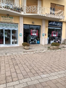 Foto Negozio in Viale della Vittoria, Agrigento di 60 m² con 2 locali