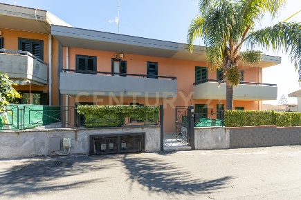 Foto Villa a schiera in Via Vampolieri 34, Aci Catena Vambolieri di 210 m²