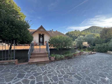 Foto Villa unifamiliare in Via Mario Tronci 17, Vaiano Centro di 250 m²