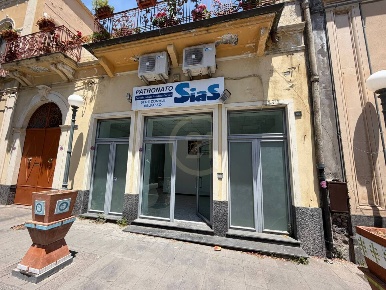 Foto Locale commerciale in Piazza Sant'Antonio sn, Belpasso Centro