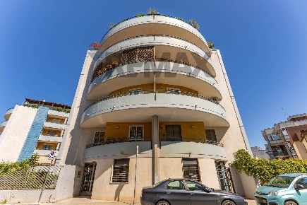 Foto Locale commerciale in via San Lorenzo 1, Triggiano di 263 m²