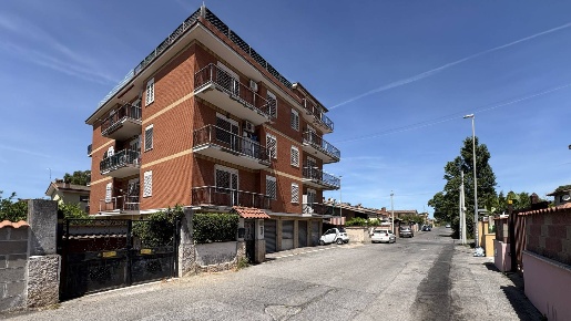 Foto Appartamento in Via Capizzone, Roma Dragona di 105 m² con 4 locali