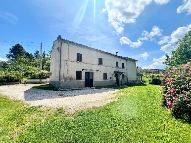 Foto Villa unifamiliare in VIA LA SPINA 91, Fabriano Centro di 320 m²