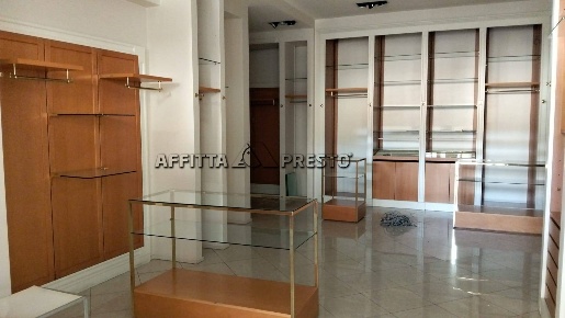 Foto Negozio a Forlì Centro Storico di 250 m² con 5 locali in affitto