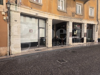 Foto Negozio in Via oberdan 18/b, Verona Centro Storico di 70 m² in affitto