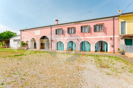 Foto Casa indipendente a Cadoneghe Centro di 415 m² con 7 locali in vendita