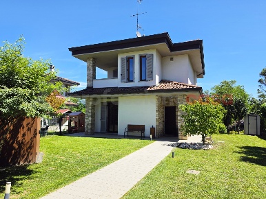 Foto Villa singola in Via Luigi Verga 52, Cadorago di 190 m² con 4 locali