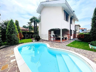 Foto Villa singola in Via modena 5, Canegrate di 215 m² con 3 locali