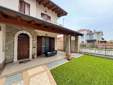 Foto Villa bifamiliare in Via UGO LA MALFA 18, Coccaglio di 240 m²