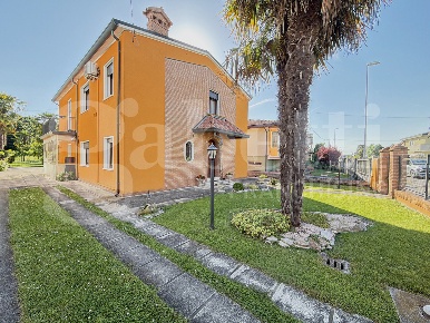 Foto Villa bifamiliare a Piove di Sacco di 283 m² con 8 locali in vendita