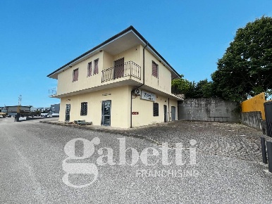 Foto Casa indipendente in Strada Provinciale 330 snc, Dragoni di 320 m²