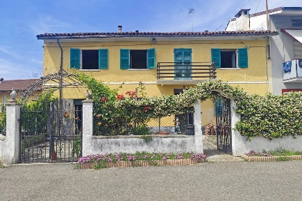 Foto Appartamento a Santo Stefano Roero con 12 locali in vendita